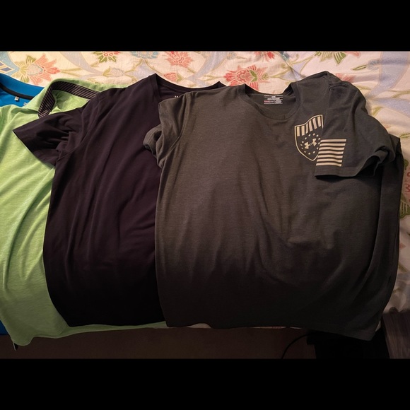 Mens large Under Armour polos and T-shirt’s. 5 polos and 2 T-shirt’s. - Picture 2 of 2